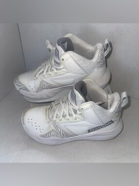 Moolah Press Break White Basketball Shoes Youth Size 4